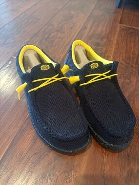 NWOT Hey Dude black & Yellow Lightweight Slip-On Loafers Wally stretch Box